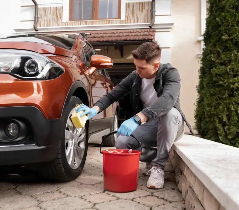 Lavage auto à domicile Saint-Léger-le-Guérétois : professionnel intervenant sur un véhicule